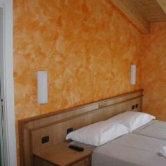 Отель Azzano Holidays Bed & Breakfast Меззегра сейф в номере