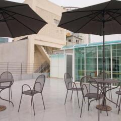 Отель D.H Sinchon Guesthouse Южная Корея, Сеул - отзывы, цены и фото номеров - забронировать отель D.H Sinchon Guesthouse онлайн бассейн фото 2