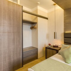 Отель Warmthotel сейф в номере