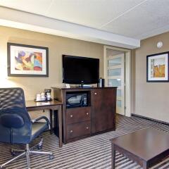 Отель Best Western Plus Toronto North York Hotel & Suites Канада, Торонто - отзывы, цены и фото номеров - забронировать отель Best Western Plus Toronto North York Hotel & Suites онлайн удобства в номере фото 2
