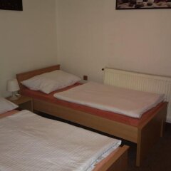 Отель Hostel 4 U - Dolni Chabry Чехия, Прага - отзывы, цены и фото номеров - забронировать отель Hostel 4 U - Dolni Chabry онлайн комната для гостей