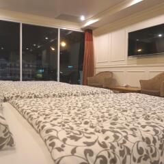 Отель Phuket Airport Suites & Lounge Bar - Club 96 Улучшенный люкс с различными типами кроватей