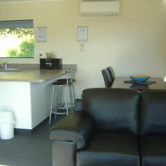 Отель Bowentown Beach Holiday Park в номере