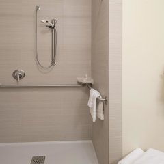 La Quinta Inn & Suites by Wyndham Grand Forks in Grand Forks, United States of America from 128$, photos, reviews - zenhotels.com bathroom