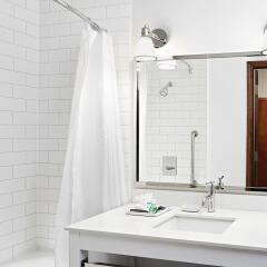Отель Four Points by Sheraton Calgary Airport ванная