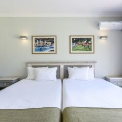 Отель Browns Sports & Leisure Club комната для гостей фото 6