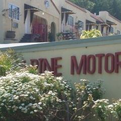 Отель The Alpine Inn & Suites балкон