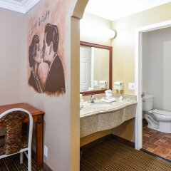Отель Hollywood Inn Express North Лос-Анджелес ванная
