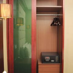 Celyn City Hotel сейф в номере