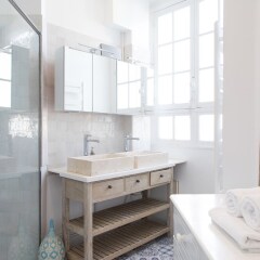Отель Tour Maubourg - Eiffel Tower Apartment Франция, Париж - отзывы, цены и фото номеров - забронировать отель Tour Maubourg - Eiffel Tower Apartment онлайн ванная фото 2