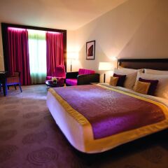 Avani Deira Dubai Hotel сейф в номере