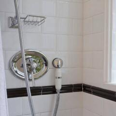 Апартаменты Poplar House Serviced Apartments ванная