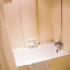 Отель Grand Inn Бангкок ванная фото 2