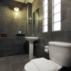Отель D Varee Xpress Pula Silom Таиланд, Бангкок - отзывы, цены и фото номеров - забронировать отель D Varee Xpress Pula Silom онлайн ванная фото 2
