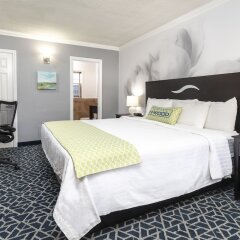 Отель Comfort Inn Near the Sunset Strip комната для гостей фото 5