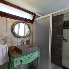 Belizi Hotel Турция, Урла - отзывы, цены и фото номеров - забронировать отель Belizi Hotel онлайн ванная