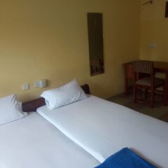Отель Zito Guest Inn сейф в номере