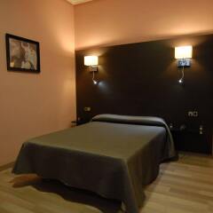 Отель Hostal Aguilar сейф в номере