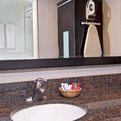 Отель Super 8 by Wyndham Los Angeles-Culver City Area ванная
