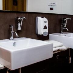 Отель Cool and Chic Hostel Испания, Оспиталет-де-Льобрегат - отзывы, цены и фото номеров - забронировать отель Cool and Chic Hostel онлайн ванная фото 3