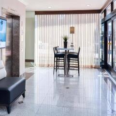Отель Best Western Hollywood Plaza Inn США, Лос-Анджелес - отзывы, цены и фото номеров - забронировать отель Best Western Hollywood Plaza Inn онлайн интерьер отеля фото 2