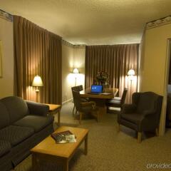 Отель The Glenmore Inn & Convention Centre Канада, Калгари - отзывы, цены и фото номеров - забронировать отель The Glenmore Inn & Convention Centre онлайн комната для гостей фото 3