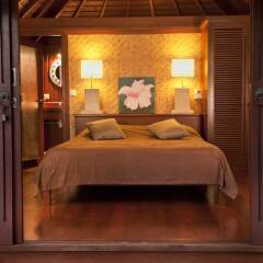 Отель Robinson's Cove Villas сейф в номере