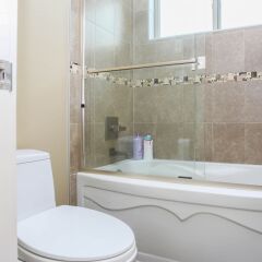 Отель Grand 4 BR Vacation House near Vancouver Downtown Канада, Ванкувер - отзывы, цены и фото номеров - забронировать отель Grand 4 BR Vacation House near Vancouver Downtown онлайн ванная фото 3