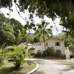 Hotel Evasion in Sarramea, New Caledonia from 172$, photos, reviews - zenhotels.com parking