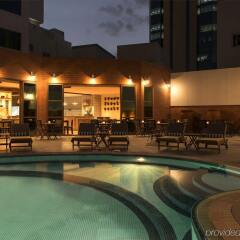 Отель Four Points by Sheraton Bur Dubai ОАЭ, Дубай - 1 отзыв об отеле, цены и фото номеров - забронировать отель Four Points by Sheraton Bur Dubai онлайн бассейн фото 2