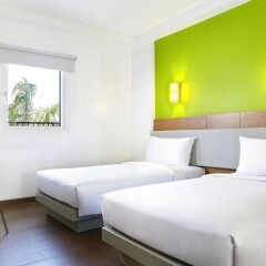 Отель Amaris Hotel Dewi Sri - CHSE Certified Индонезия, Кута - отзывы, цены и фото номеров - забронировать отель Amaris Hotel Dewi Sri - CHSE Certified онлайн комната для гостей фото 3