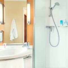 Отель ibis Lyon Part Dieu Les Halles Франция, Лион - отзывы, цены и фото номеров - забронировать отель ibis Lyon Part Dieu Les Halles онлайн ванная фото 2