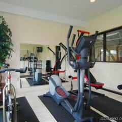 Отель Comfort Inn North Conference Center фитнесс-зал фото 3