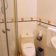 Отель King’s Joy Hotel Tian’anmen Square Китай, Пекин - 6 отзывов об отеле, цены и фото номеров - забронировать отель King’s Joy Hotel Tian’anmen Square онлайн ванная