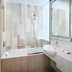 Отель Holiday Inn & Suites Dubai Festival City, an IHG Hotel ОАЭ, Дубай - отзывы, цены и фото номеров - забронировать отель Holiday Inn & Suites Dubai Festival City, an IHG Hotel онлайн ванная