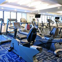 Отель Centre Point Sukhumvit 10 фитнесс-зал
