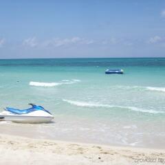 Отель Coral Seas Beach Resort пляж