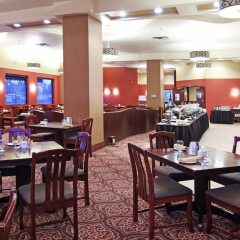 Отель Ramada Plaza & Conf Center by Wyndham Calgary Airport Канада, Калгари - отзывы, цены и фото номеров - забронировать отель Ramada Plaza & Conf Center by Wyndham Calgary Airport онлайн питание фото 3