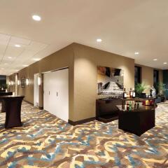 Отель Hilton Garden Inn Calgary Downtown интерьер отеля