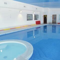 Отель Browns Sports & Leisure Club бассейн фото 3