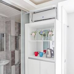 Отель D Seven Suites удобства в номере