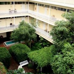 Отель Feung Nakorn Balcony Rooms & Cafe Бангкок