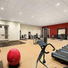 Отель DoubleTree by Hilton at the Entrance to Universal Orlando фитнесс-зал