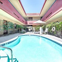 Отель Knights Inn Woodland Hills США, Лос-Анджелес - отзывы, цены и фото номеров - забронировать отель Knights Inn Woodland Hills онлайн бассейн