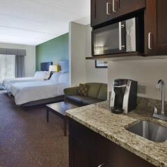 Отель Holiday Inn Express & Suites Geneva Finger Lakes в номере