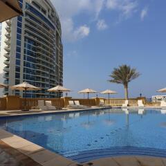 Ramada Hotel & Suites by Wyndham JBR Дубай бассейн