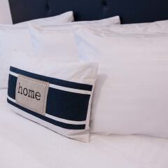 Апартаменты Cattleya's New Kingston Guest Apartment сейф в номере