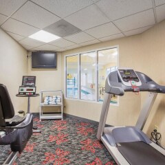 Отель Comfort Inn & Suites University Канада, Калгари - отзывы, цены и фото номеров - забронировать отель Comfort Inn & Suites University онлайн фитнесс-зал фото 2