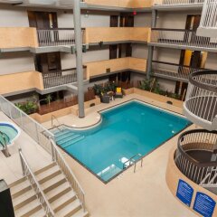 Отель Best Western Village Park Inn Канада, Калгари - отзывы, цены и фото номеров - забронировать отель Best Western Village Park Inn онлайн балкон