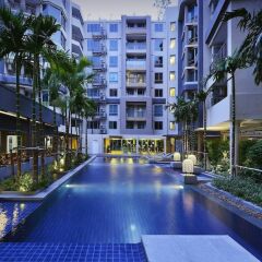 Отель Locals Sathorn Siamese Nang Linchee Бангкок бассейн